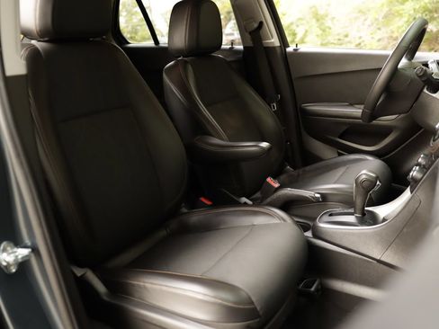 Used 2022 Chevrolet Trax LT w/ Driver Confidence Package FWD image 26