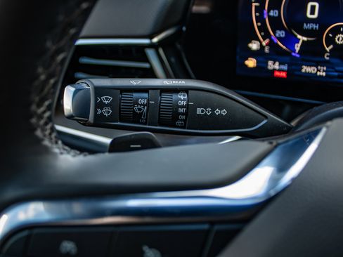 Used 2025 Chevrolet Suburban High Country image 32