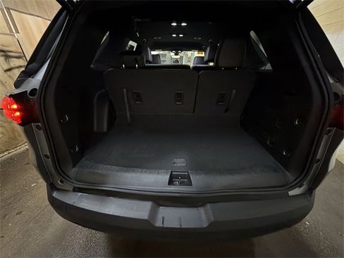 Used 2023 Chevrolet Traverse LT w/ Rear Camera Mirror Package image 25