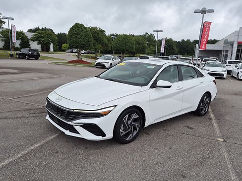Used 2025 Hyundai Elantra SEL FWD image 7