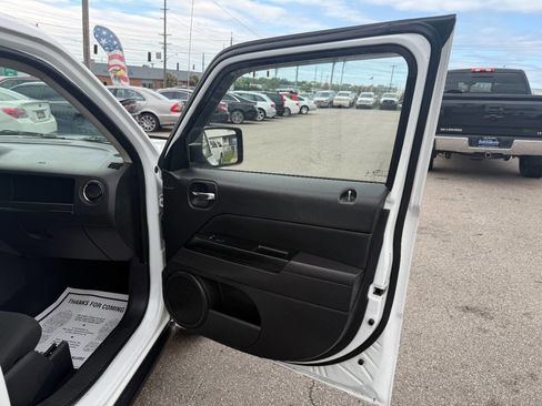 Used 2014 Jeep Patriot Latitude w/ All Weather Capability Group AWD/4WD image 31