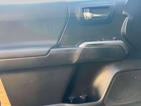 Used 2019 Toyota Tacoma TRD Sport image 14