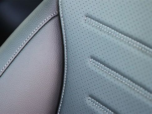 Used 2024 Mercedes-Benz GLC 300 4MATIC image 23