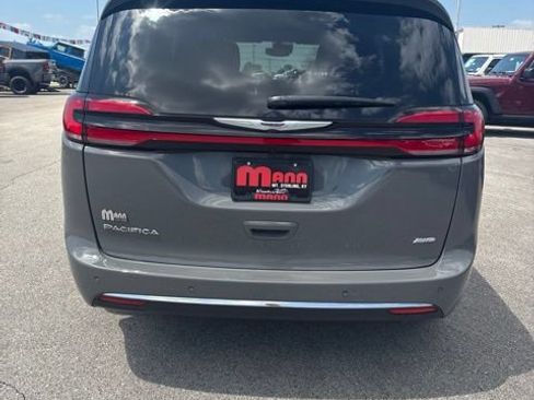 Used 2025 Chrysler Pacifica Select AWD/4WD image 11