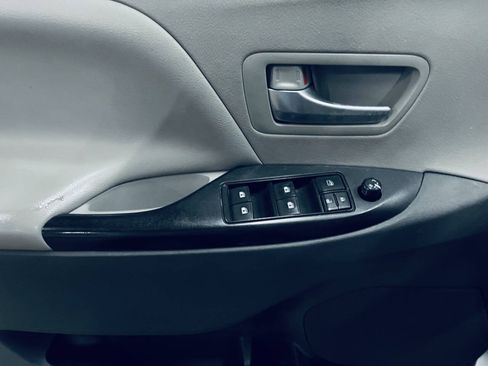 Used 2017 Toyota Sienna LE FWD image 34