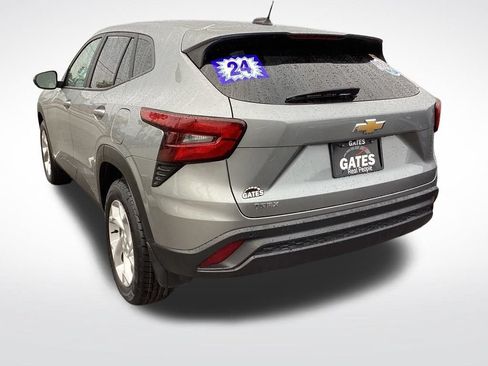 Used 2024 Chevrolet Trax LS w/ LS Convenience Package FWD image 8