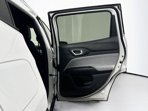 Used 2025 Jeep Compass Latitude image 29