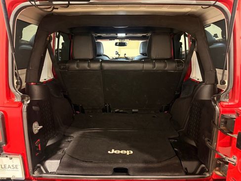 Used 2016 Jeep Wrangler Unlimited Sahara w/ Connectivity Group image 10