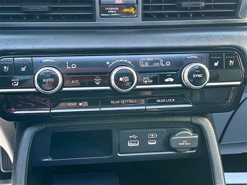 Used 2025 Honda Pilot Black Edition image 16