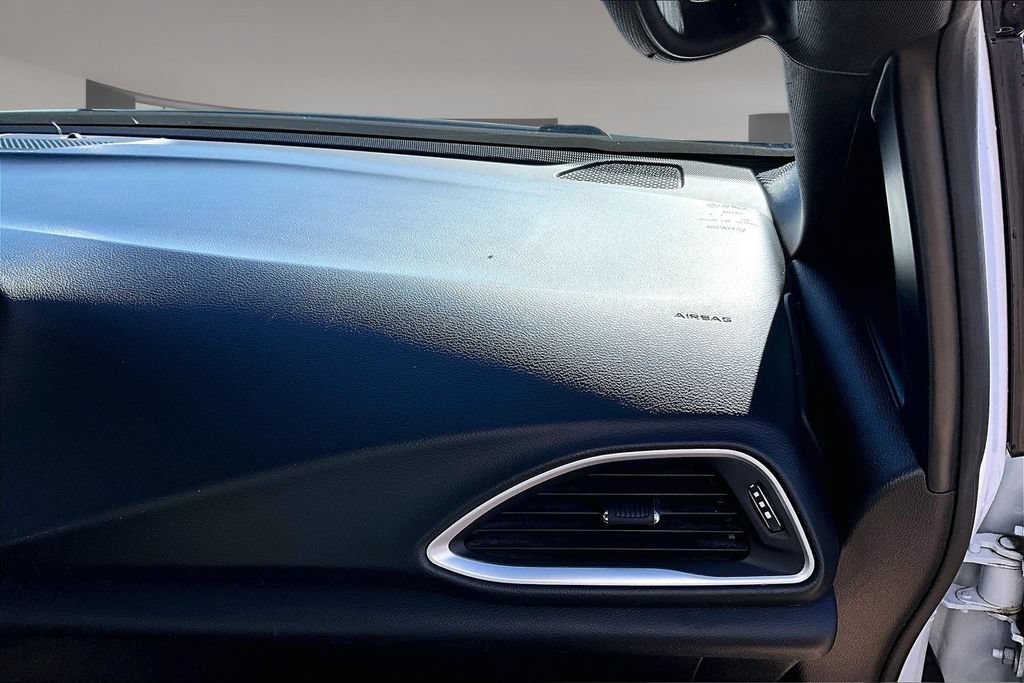 Used 2020 Chrysler Pacifica Touring-L Plus w/ Advanced Safetytec Group FWD image 16