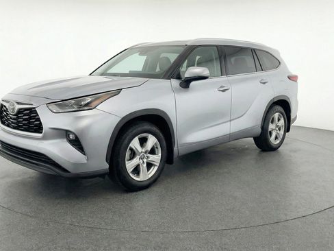 Used 2025 Toyota Highlander LE FWD image 3