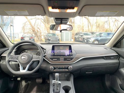 Used 2025 Nissan Altima 2.5 SV FWD image 29