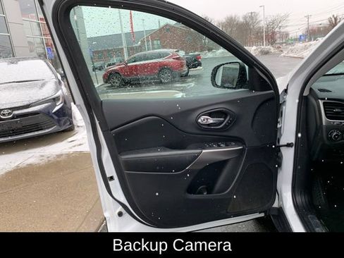 Used 2019 Jeep Cherokee Limited image 12