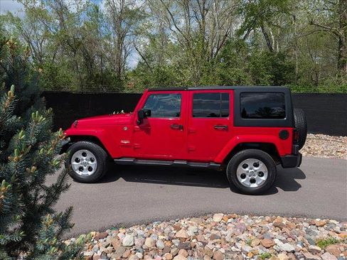 Used 2015 Jeep Wrangler Unlimited Sahara w/ Connectivity Group AWD/4WD image 2