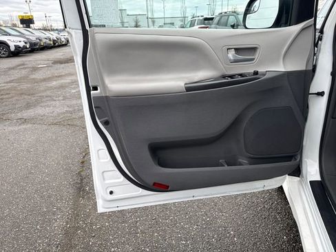Used 2018 Toyota Sienna LE image 19