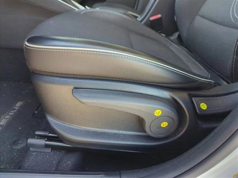 Used 2023 Hyundai Venue Limited image 10