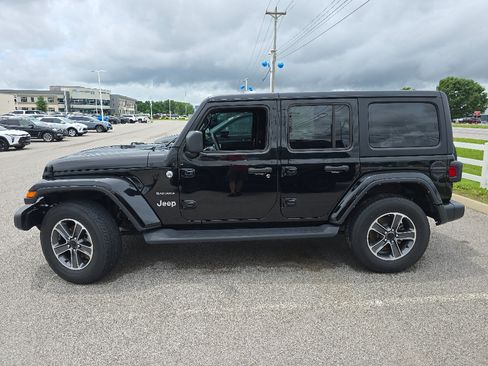 Used 2023 Jeep Wrangler Unlimited Sahara w/ Cold Weather Group AWD/4WD image 11