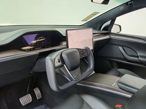 Used 2022 Tesla Model X Base image 17