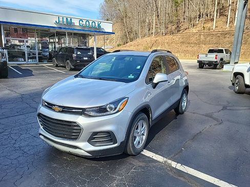 Used 2022 Chevrolet Trax LT w/ LT Convenience Package image 2