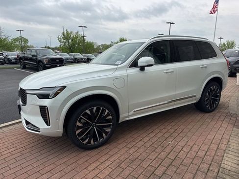 New 2025 Volvo XC90 T8 Plus image 6