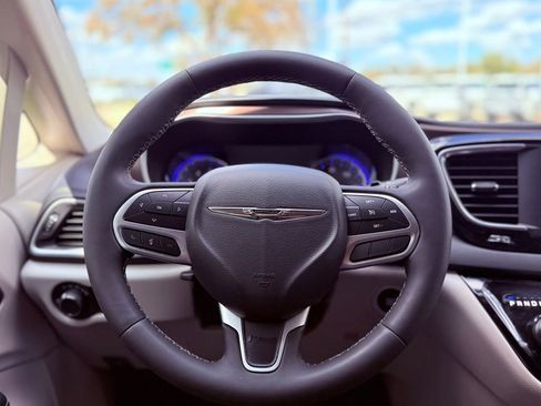 Used 2023 Chrysler Voyager LX image 21