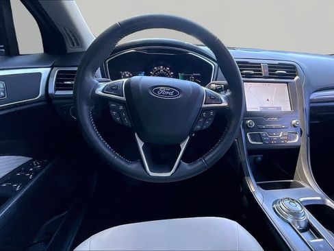 Used 2020 Ford Fusion SE w/ Equipment Group 151A FWD image 9