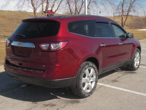 Used 2017 Chevrolet Traverse LT w/ Style and Technology Package image 2