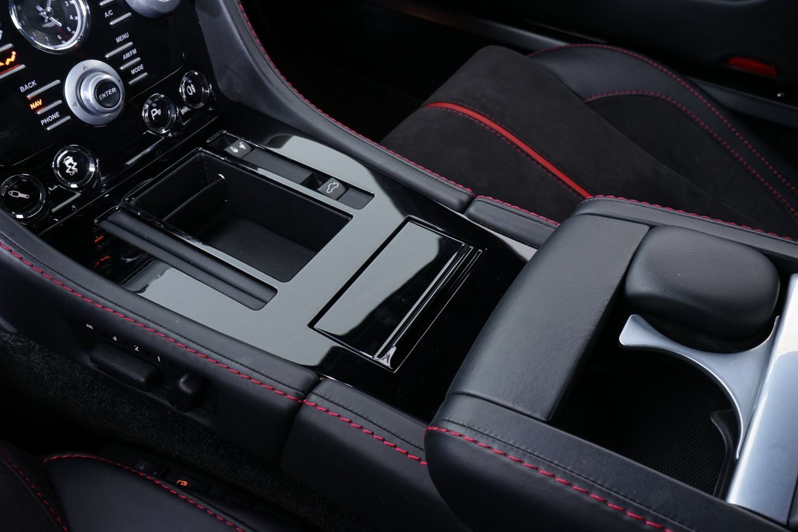 Used 2015 Aston Martin V12 Vantage S RWD image 27