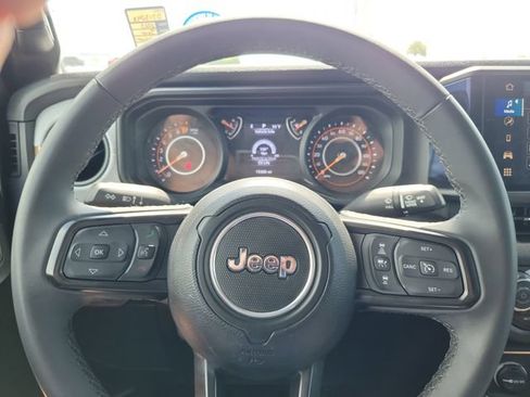 Used 2025 Jeep Gladiator Sport AWD/4WD image 19