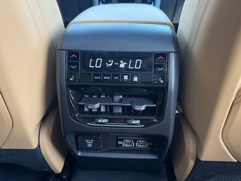 Used 2025 Jeep Grand Cherokee Summit AWD/4WD image 27