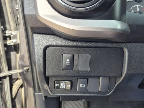 Used 2020 Toyota Tacoma SR5 AWD/4WD image 35