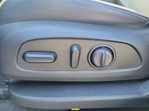 Used 2018 Chevrolet Equinox Premier w/ Infotainment II Package image 20