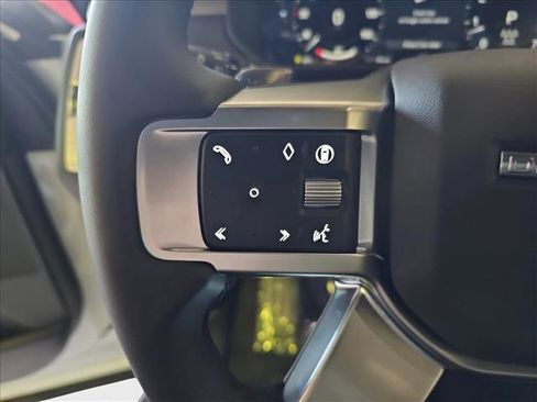 New 2025 Land Rover Discovery Dynamic SE image 16