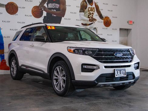 Used 2023 Ford Explorer XLT w/ Equipment Group 202A AWD/4WD image 18