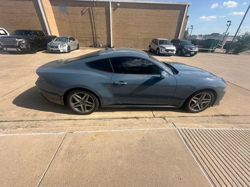 Used 2025 Ford Mustang Coupe RWD image 2