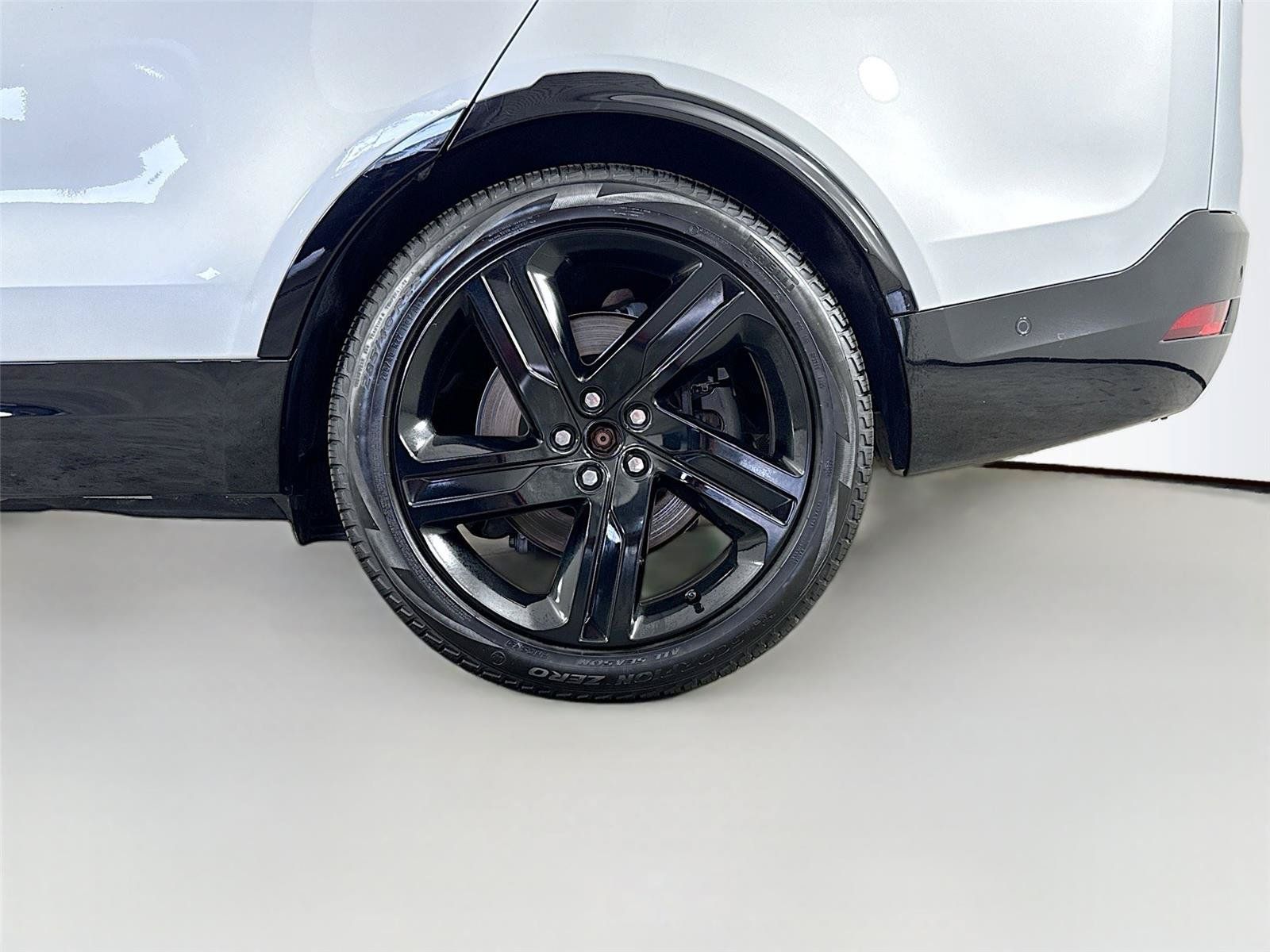 Used 2023 Land Rover Discovery Metropolitan Edition AWD/4WD image 36