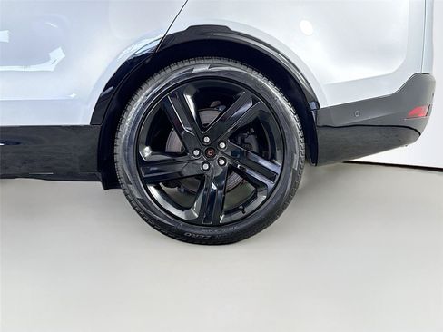 Used 2023 Land Rover Discovery Metropolitan Edition AWD/4WD image 36