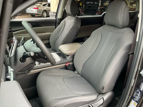 Used 2025 Kia Carnival LX image 18