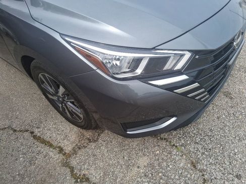 Used 2023 Nissan Versa SV FWD image 14