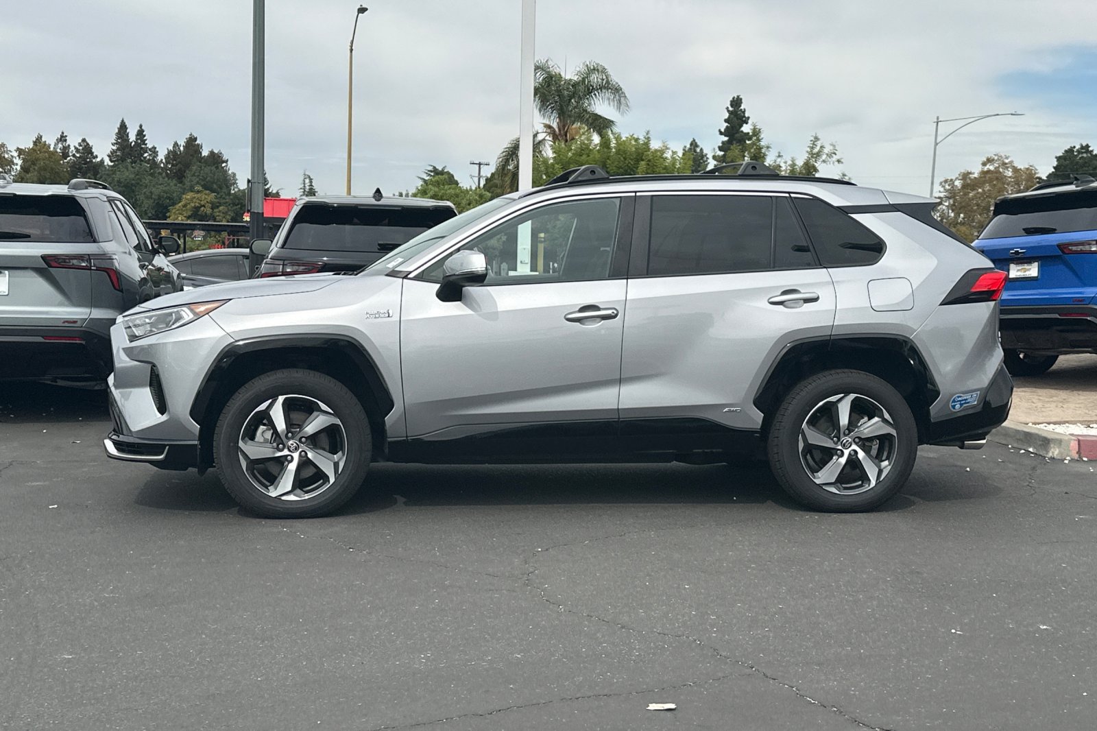 Used 2021 Toyota RAV4 SE w/ Weather & Moonroof Package AWD/4WD image 8