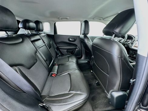 Used 2018 Jeep Compass Latitude w/ Popular Equipment Group FWD image 19
