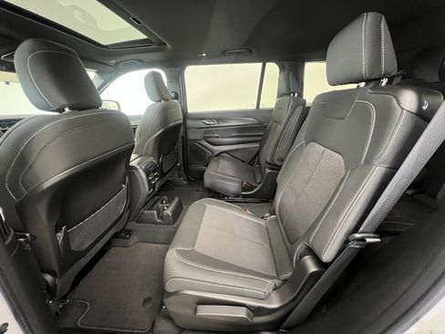 New 2025 Jeep Grand Cherokee L Laredo image 5