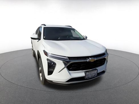 Used 2025 Chevrolet Trax LT w/ LT Convenience Package image 3