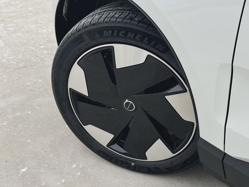 New 2026 Volvo EX30 Plus w/ Protection Package Premier image 12