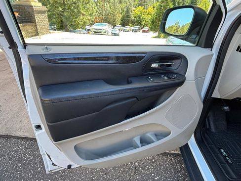 Used 2016 Dodge Grand Caravan American Value Package w/ UConnect Hands-Free Group FWD image 8