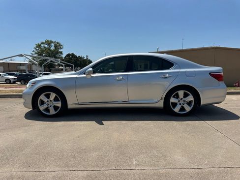 Used 2010 Lexus LS 460 w/ Comfort Pkg RWD image 4