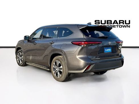 Used 2022 Toyota Highlander XLE image 5