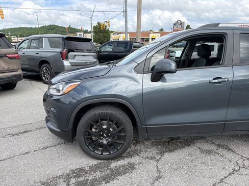Used 2022 Chevrolet Trax LT w/ Premium Seat Package AWD/4WD image 11