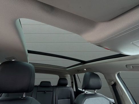 Used 2020 Volkswagen Tiguan SE image 32