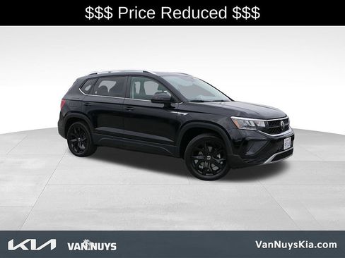 Used 2023 Volkswagen Taos SE w/ Panoramic Sunroof Package AWD/4WD image 32